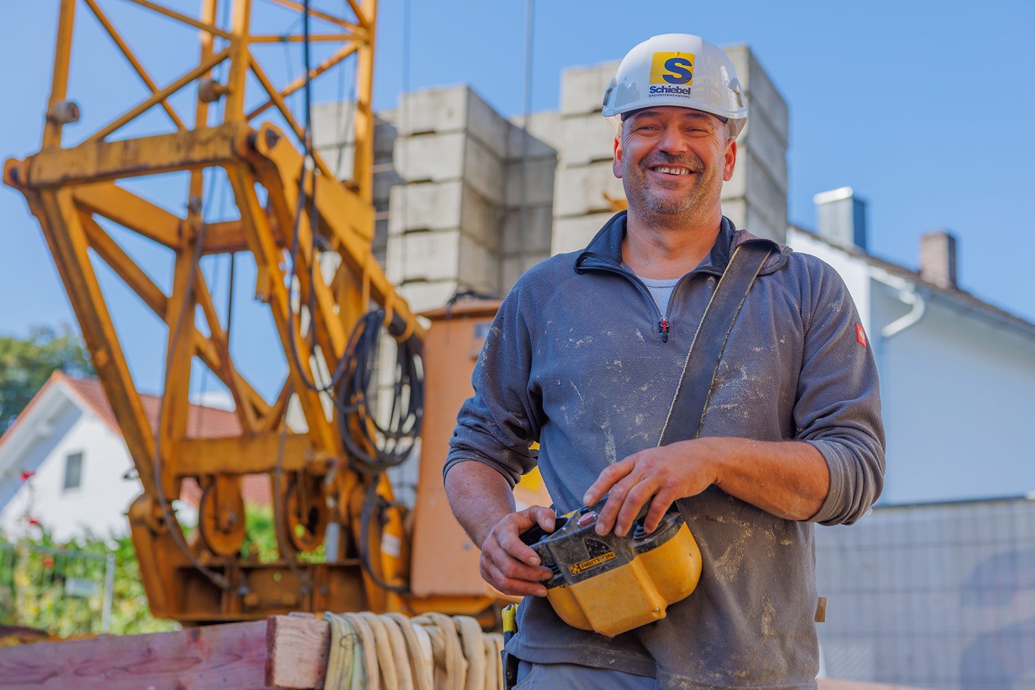 Kranfahrer-auf-Baustellen-Einfamilienhaus