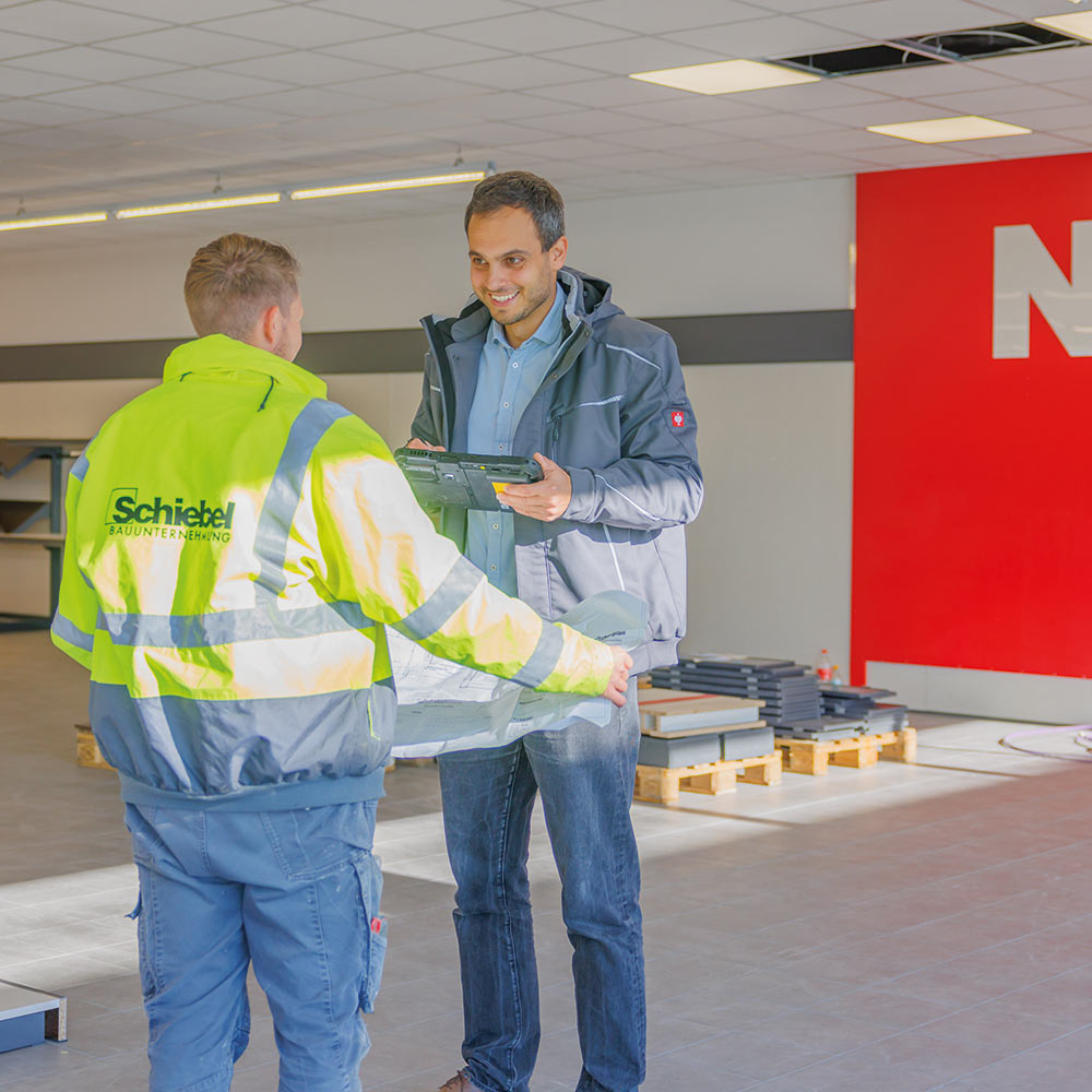 Schlüsselfertig-Bauen-Supermarkt-Baubesprechung-vor-Ort